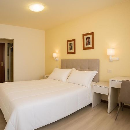 Elara Hotel Viveiro Bagian luar foto